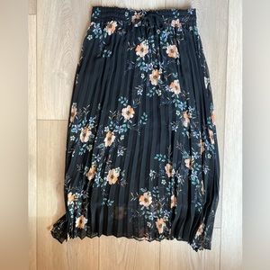 Mid-length skirt, size large